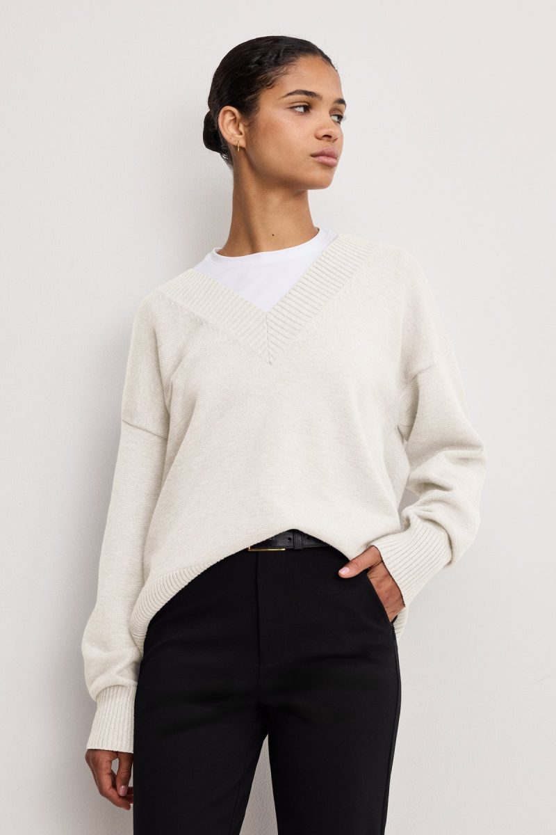 DEEP V KNIT SWEATER